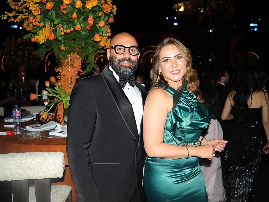 رجل الأعمال هاني عبدالرؤوف وزوجته سيدة الأعمال إيمي شريف ضمن أبرز الحضور في حفل زفاف ابنة شقيق عماد زيادة على سفح الأهرامات